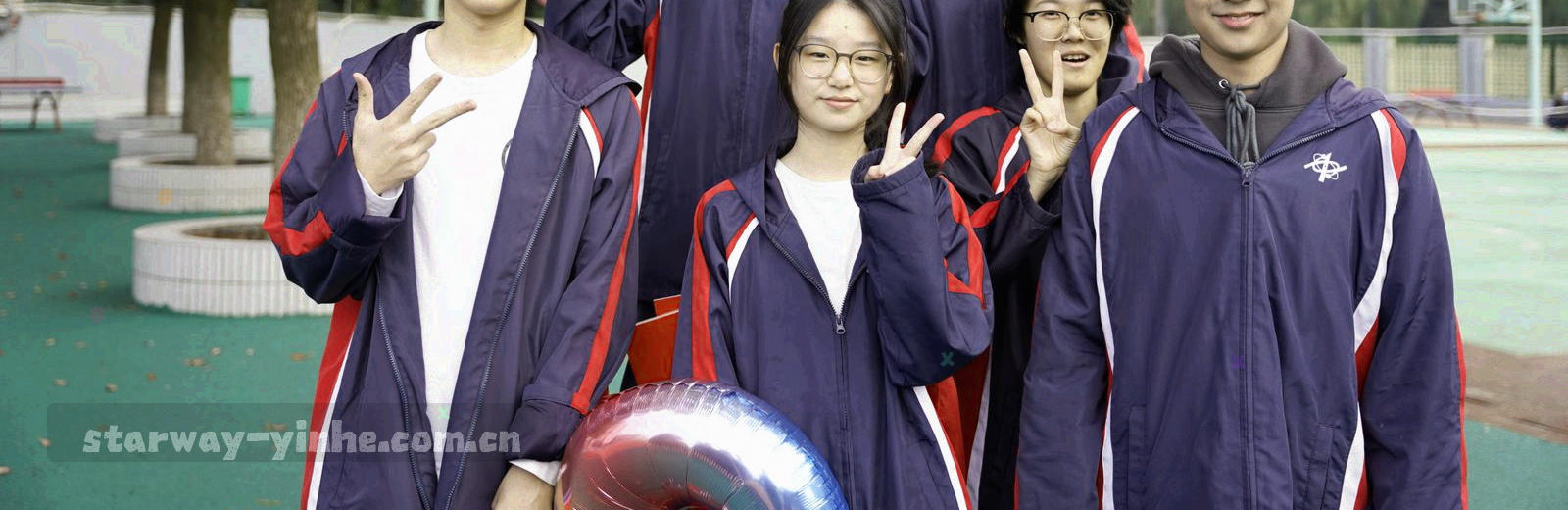 青海高原星空与远山轮廓的低噪点暗色摄影，叠加极细轨道线